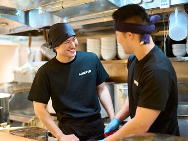 らぁ麺 はやし田 上野御徒町店 新規オープンのキレイなお店なので、
お仕事環境もバツグンです！
美味しいまかないも嬉しい♪