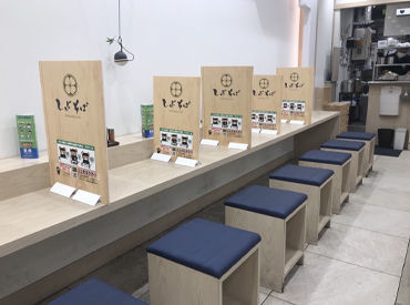 ＼駅徒歩0秒!?／
駅構内にあるお蕎麦屋さんでスタッフ募集！
学生・フリーター・主婦（夫）がメインで活躍しています★