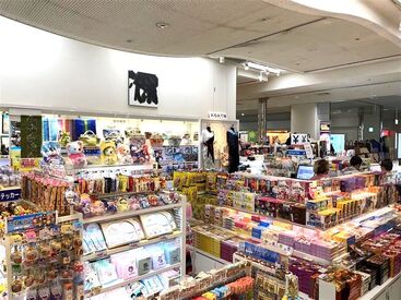 あさと土産品店 ＼沖縄の魅力を全国に…☆／
沖縄名物の食べ物や民芸品、お酒など扱うので、
地元の良さをアピールできるお仕事です♪