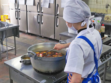 株式会社三重給食センター伊賀さくら苑内厨房 ☆資格・経験は一切不問！
”料理は好きだけど、私のレベルでも大丈夫かな…？”
そんな方もお気軽にご相談くださいね♪