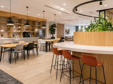 六本木駅徒歩1分！
東京ミッドタウンの真向かいの新築ビル✦
少人数で"あたたかい雰囲気"の会社です◎