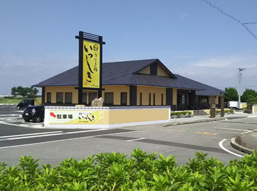 うなぎ処いっしき ∈( ‘Θ’ )∋お店の外観はこちら ∈( ‘Θ’ )∋
広々とした駐車場を完備！
お客様はもちろん、働くスタッフも通いやすい♪