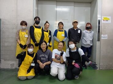 主婦(夫)さんを中心に活躍中!!
勤務も午前だけ・午後だけで選べるので
帰りに買い物を済ませて家事との両立も◎