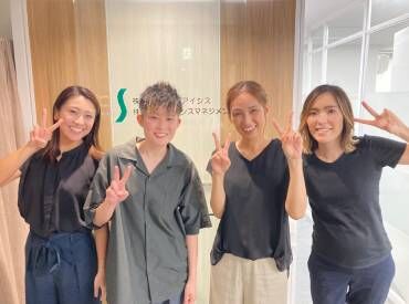 堅苦しい雰囲気は一切なし!
音楽が流れるキレイなオフィスで、
髪色・ネイル・ピアスなどオシャレも自由です♪