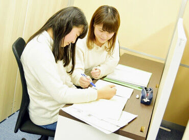 総合学習スクールWITH ★オシャレOK★
髪型/髪色自由！
ピアス/ネイル/ヒゲ可♪
自由な雰囲気でのびのび勤務できます◎