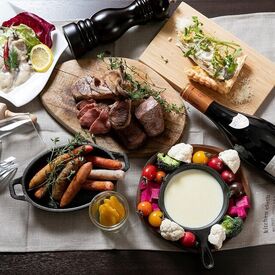 シェフの肉料理と花畑牧場チーズ Selection 名古屋駅店 バイトが初めてでも問題ナシ♪
面倒見のいい先輩スタッフが
優しく丁寧に教えてくれます＊
春休みだけの短期もOK！