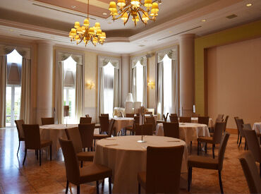 高級感のある有名ホテルです♪
海に囲まれた人気エリアで働きませんか？