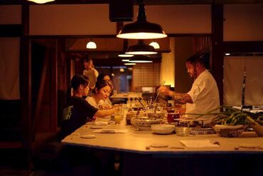 未経験・ブランクOK！
「接客の仕事が好き」
「食べることが好き」
そんな理由も歓迎です◎
(写真は【鬼とうふ】の店内です♪)