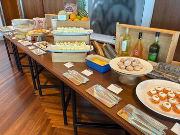 《ゲストの多くが著名人》
特別な場所には特別なゲストが集まる空間が…
他のバイトでは体験できないレア体験も。