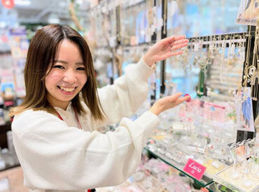 ストーンマーケットアクアシティお台場店 未経験の方も大歓迎♪
安心・丁寧な研修サポートがあるので
どなたでもお気軽にご応募ください◎