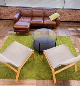 休憩スペースあり!リフレッシュ可能◎
お茶・ミネラルウォーター・カルピス・コーヒーなど、冷蔵庫の中身は飲み放題です!