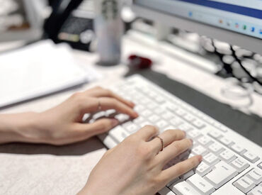 「三田駅」直結!「田町駅」からも3~4分ほど◎
20~50代のスタッフが活躍中の職場です!今後、田町駅直結の新築ビルへ移転予定