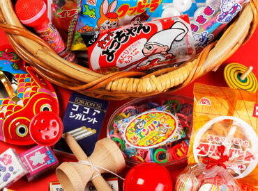 \みんなが笑顔になる"駄菓子"/
ニコニコ楽しい様子で商品を選ぶので、働いている私たちも楽しく仕事ができますよ♪