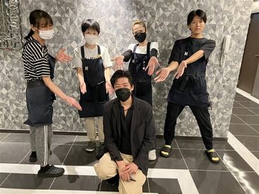 ▼この写真で伝わるように社内の雰囲気が非常に明るいです！
中心の方が面接官です！