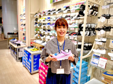 ASBee（アスビー）キッズ大阪高島屋店 ★オープニング募集★
お子様のシューズ選びをお手伝い♪
休暇充実&大手で安心◎
＼履歴書不要！／