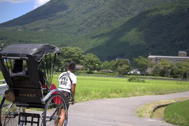 お客様に湯布院の魅力を紹介しながら、
"旅の思い出づくり"をサポート♪
「また乗りたい！」の一言が嬉しい！