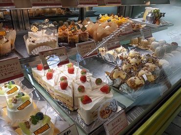 ケーキがずらりと並ぶショーケース！
季節ごとの商品も楽しめます☆
社割でお得に購入できるので、スイーツ好きも必見♪