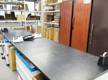 \服装・髪色・ネイル自由/
スニーカーやTシャツなどのラフな格好でOK!
コーヒーや無線LANもあり、カフェのように快適♪