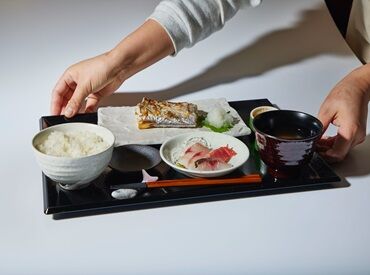 ~昼と夜で雰囲気が変わるおしゃれな店内~
どの時間もお客様、スタッフさんで
活気溢れる店内です!