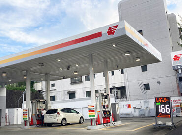 セルフ川原通SS 学生やフリーターばかりではなく、
シニア世代の方々も多数活躍中の職場です！
セカンドキャリアをお考えの方も大歓迎♪