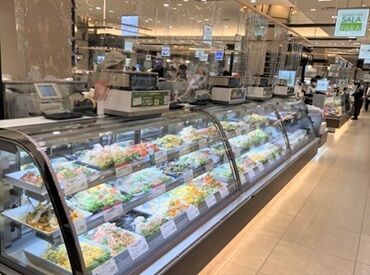 Salad Cafe SALA PARA 阪急百貨店うめだ本店　※4月16日リニューアルオープン オシャレでフレッシュなサラダやお惣菜の販売を通して
たくさんのお客様に"笑顔"をお届けするお仕事です♪