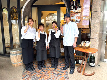 スタッフ同士とっても仲良し★
毎日楽しく営業をしています！
私たちと一緒に楽しく働きませんか？
