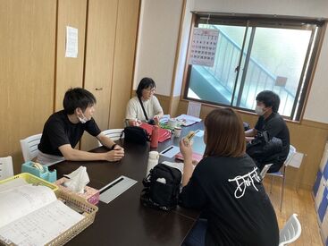 社会福祉法人くずは創親会 スタッフ1名の担当利用者様は3名前後。
業務負担も少ないので定着率も比較的いいです♪
50〜60代のスタッフも多く在籍中！
