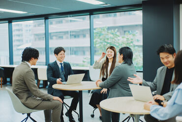 リニューアルをしたキレイなオフィスで事務デビュー♪。*
新しいお仕事にチャレンジしてみませんか?