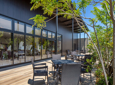 ＼可愛い店内×オシャレな雰囲気／
WILL's Cafeでのお仕事♪
フォトスタジオや花屋さんも併設！