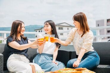 ホテルヴェルデ ＼幅広い世代の方が活躍中！／
バイキングスタイルのビアガーデンだから…
注文伺い、テーブルへの飲み物などの提供はなし！