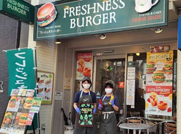 ≪お仕事内容は…≫
接客・ハンバーガーやポテト作成から、
店内飾りつけやPOP作成までお任せしちゃいます！！