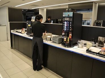 羽田空港パートナーズ株式会社 ＊40〜60代中心に活躍中！＊
先輩や上司との距離が近く、どうすればいい…？と
分からないことはすぐ聞ける和やかな環境です◎