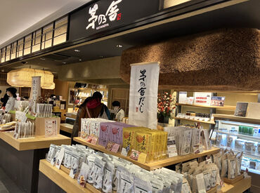 デイトス店＊
博多の玄関的な場所なので、
全国のファンが最も立ち寄る店舗！
常に先輩が数名いるので、なんでも聞きやすい！