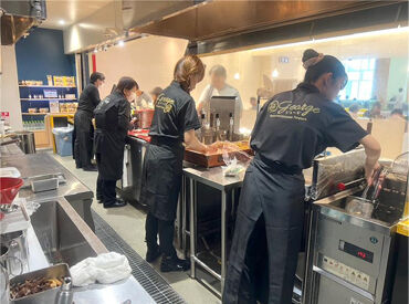 写真は接客風景ですが、働く環境としてご参考ください♪