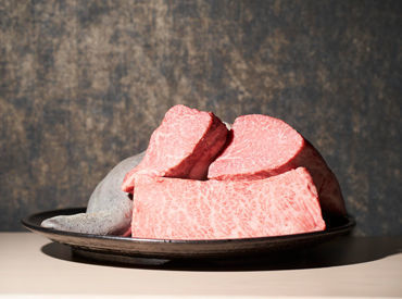 ＼＼学生・フリーター活躍中／／
未経験でも初日から高時給1300円♪
絶品のまかないもあり！