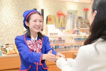 《充実した福利厚生☆》
勤務先のエリアを選べるので
転勤をしたくない方にも◎
賞与・昇給で皆さんの頑張りをしっかり評価☆