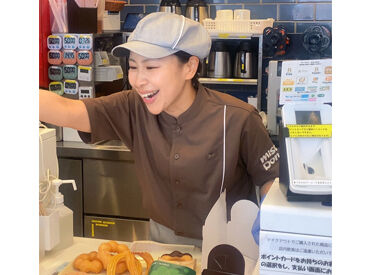 ●ドーナツ割引制度あり
●休憩時にドーナツ&ドリンクが無料
スタッフだけの特権♪
美味しいドーナツをお得にGETできちゃう◎