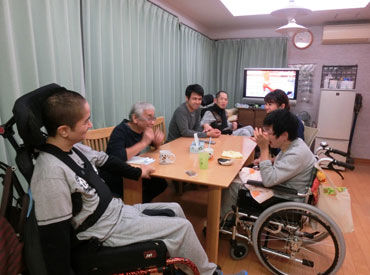 ★天井走行リフトを利用しながら介護をしています！
機械を使って行うので、体への負担も少なめです◎