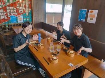 当店は屋内型牡蠣小屋！
だから冬でも全く寒くないから安心◎
「土日だけ働きたい」など希望に合わせて柔軟に働けます★