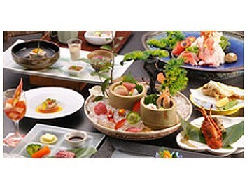 静岡屈指の人気リゾート地。
水揚げされたばかりの鮮魚をふんだんに使用した料理も自慢！
まかないも美味しいこと間違いなし☆