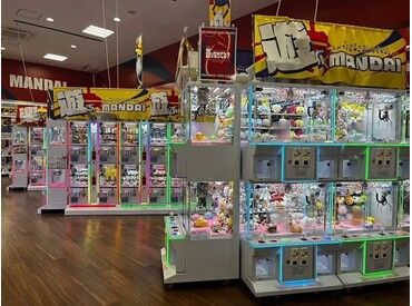 万代は幅広い年代が活躍中！
9時～24時と勤務時間が長い分、
様々なスタッフが活躍しております！