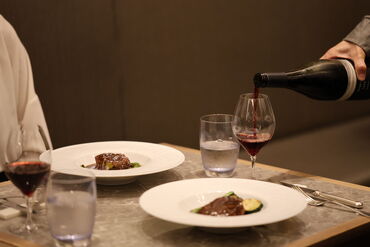 ≪The Arts Fusion by Lécrinでの接客の写真です◎≫
上野駅旧貴賓室で楽しむビストロフレンチ！
