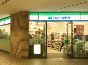 ファミリーマート クイーンズスクエア横浜店 初めての方も安心スタート♪
スタッフ同士で助け合う温かい雰囲気◎
困ったときはみんなでフォローします！