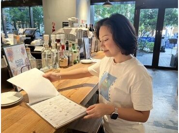 まずは元気に「いらっしゃいませ」からスタート！
慣れてきたら、美味しいビールの注ぎ方まで教えちゃいます◎