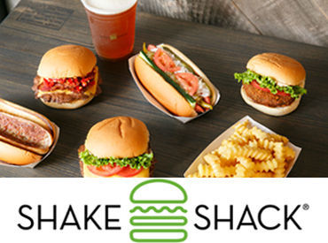 シェイク シャック アトレ恵比寿店 ★メンバーの仲の良さも魅力！
学生～主婦(夫)の方まで、年齢の壁はありません◎
一緒に"Shake Shack"体験をお届けしましょう！
