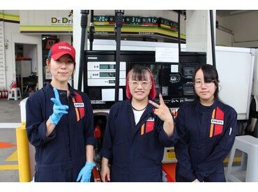 ENEOS Dr.Drive 本所SS（青木石油商事株式会社） 仕事の合間のおしゃべりなど、和気あいあいと楽しみながら働いています★
シフト融通◎無理なく勤務できます！