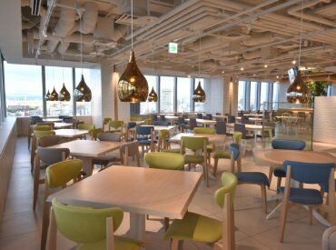 見晴らしのいいオフィスビル内の社員食堂があり、
ランチに快適な時間を過ごすことができます♪