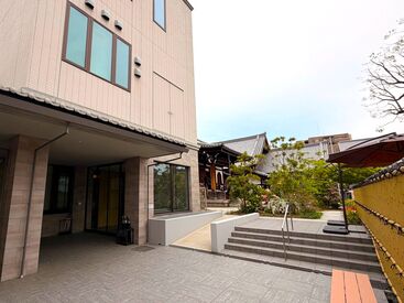 「接客＝会話が多い」わけではないんです。
静かで丁寧な接客がここでは求められます♪
スタッフ同士の協力もバッチリ◎