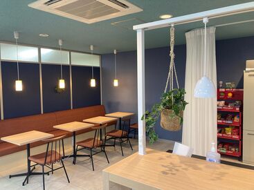 コーヒーサーバー完備で、
コーヒーやカフェラテなどが飲み放題!
スタッフみんなに「カフェにいる気分で働ける」と大好評♪