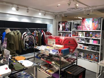 髪型・髪色、服装は自由！ネイル・ピアスOKです♪自分らしいスタイルを大切にしながら、公式ストアで働けます！